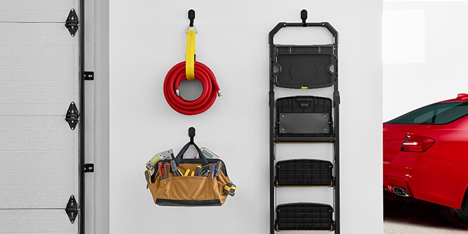 Crochets plaque de plâtre 3M CLAW™ dans le garage avec tuyau, escabeau, chaise pliable...
