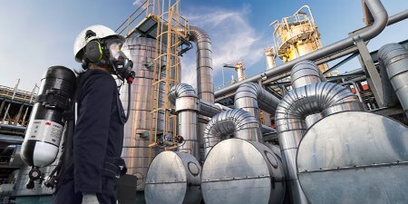 Homme avec un EPI fournissant de l'air
