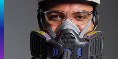 Gros plan d'un travailleur portant un masque respiratoire 3M SecureClick
