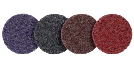 Image montrant 4 disques de traitement de surface ultrarésistants Scotch-Brite™ sur fond blanc
