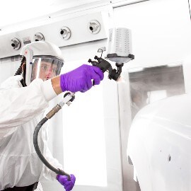 Peintre pulvérisant un apprêt ousing un système de pistolet 3M™
