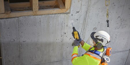 Ouvrier du bâtiment utilisant des EPI
