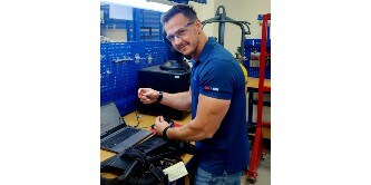 Travailleur effectuant la maintenance du matériel SCBA

