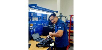 Travailleur effectuant la maintenance du matériel SCBA
