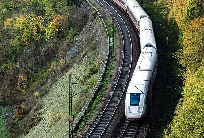 Vue aérienne d'une autoroute à plusieurs voies très fréquentée illustrant la forte exposition à la chaleur, que le 3M™ Cooling Film peut contribuer à réduire pour les activités ferroviaires.
