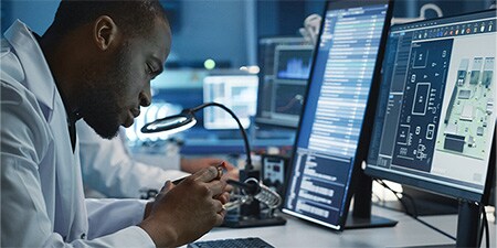 scientifique inspectant les composants d'interconnexion industriels
