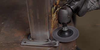 Image montrant des disques de précision ultrarésistants Scotch-Brite™ en action
