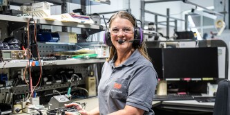 Femme utilisant une protection auditive 3M
