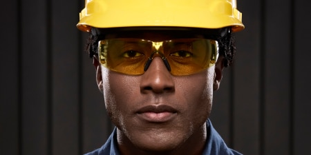 homme portant des lunettes de sécurité à verres jaunes
