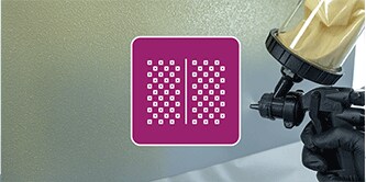 Un technicien en peinture pulvérise un panneau texturé avec le pistolet de pulvérisation haut rendement 2 3M avec une illustration de texture
