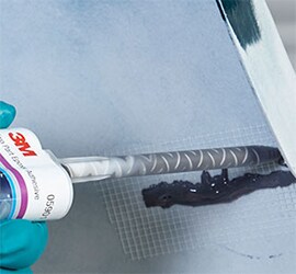 Réparation d'une pièce en plastique avec une buse spéciale