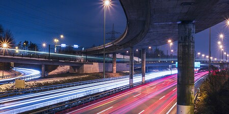 Routes et autoroutes dans des conditions de faible luminosité
