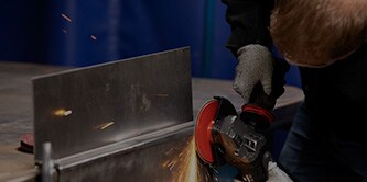 Image montrant un ouvrier utilisant un disque de précision ultrarésistant Scotch-Brite™
