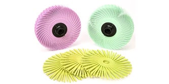 Image montrant 1 disque rose, 1 disque vert et 3 disques jaunes Bristle radiaux Scotch-Brite sur un fond blanc.
