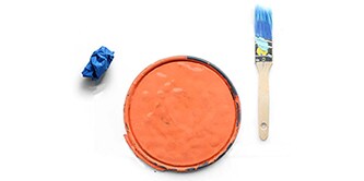 Image d’un couvercle avec de la peinture orange, un ruban de masquage et un pinceau

