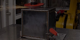 Image de disques de précision ultrarésistants Scotch-Brite™ meulant une boîte métallique
