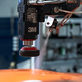 Zoom sur le bras robotisé du système de réparation de peinture robotisé 3M™ Finesse-it™