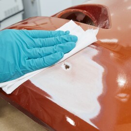 Nettoyage de la zone de réparation à l'aide d'un chiffon professionnel