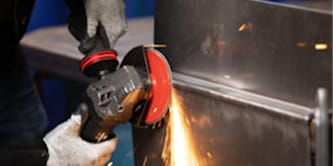 Enlèvement de soudure avec une meuleuse renvoi d'angle électrique 3M et des abrasifs
