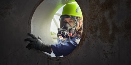 Travailleur dans un espace confiné, équipé d'un EPI
