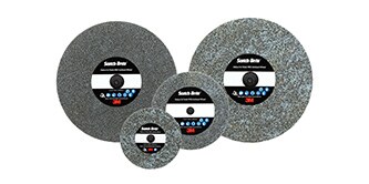 Image montrant 2 grands et 2 petits disques compressés d'ébavurage et de finition Scotch‑Brite™ Roloc™ sur fond blanc
