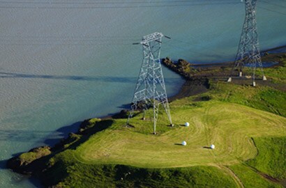 Vue aérienne de lignes électriques rurales